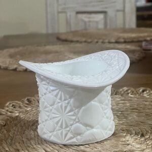 Elegant White Geometric Bath Accessory